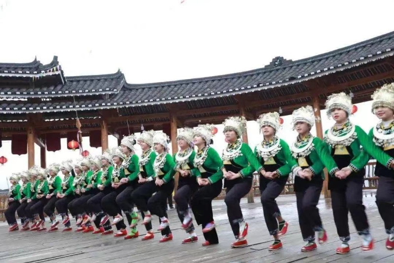 飛越彩虹民族童聲合唱團(tuán)由全國(guó)的11個(gè)省市自治區(qū)成立了四十多支一群7-12周歲在校兒童少數(shù)民族合唱團(tuán)組成，透過民族經(jīng)典歌舞展示我國(guó)少數(shù)民族文化的陽(yáng)光、多彩和獨(dú)特性。