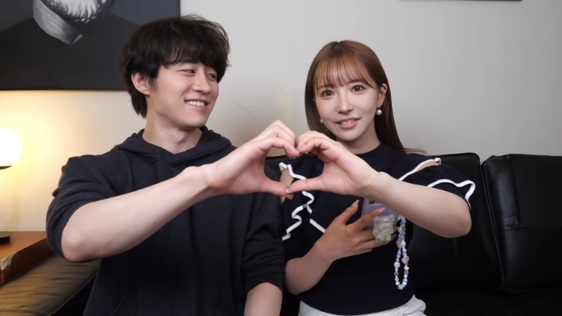 兩人還甜蜜比心心。