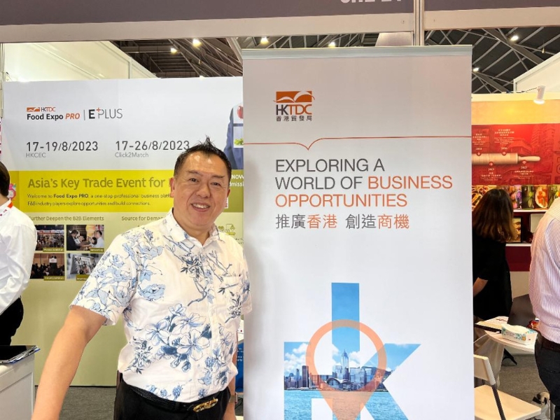 曾偉在展覽中遇到不少合作的海外廠商，雙方尋找合作商機。
