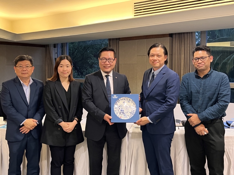 劉敏華（左一）早前與廠商會(huì)會(huì)長史立德會(huì)面。