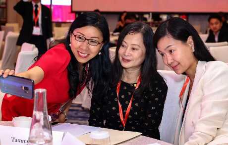 黎穎瑜不時(shí)在新加坡接待香港訪問(wèn)團(tuán)。