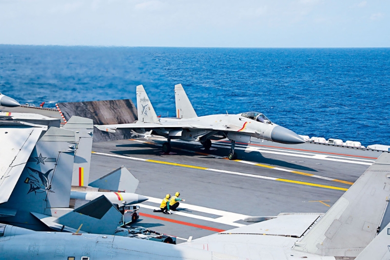 解放軍前日結(jié)束環(huán)臺(tái)軍演。 圖為山東艦航母上的戰(zhàn)機(jī)。