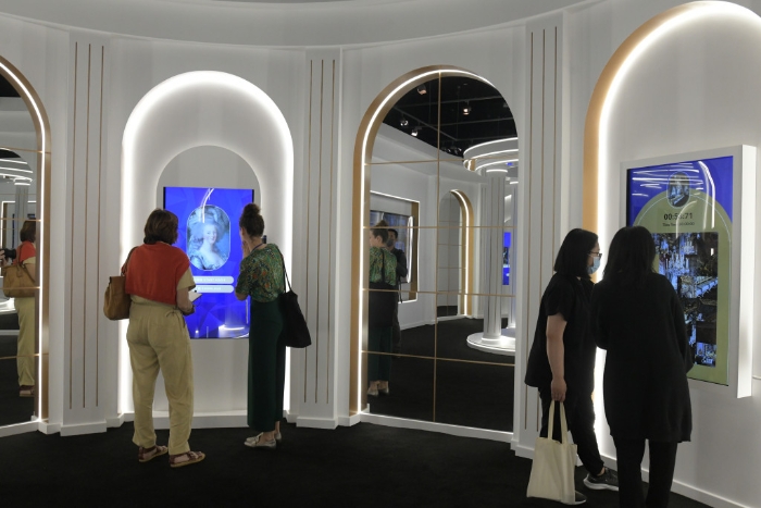 展覽包含多項(xiàng)特色創(chuàng)新裝置，將視覺(jué)、聽(tīng)覺(jué)及嗅覺(jué)的感官融入展覽中