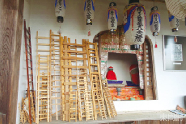 為了祈求止夜尿，很多父母都會(huì)特別訂做梯子，親自運(yùn)上山來(lái)參拜。