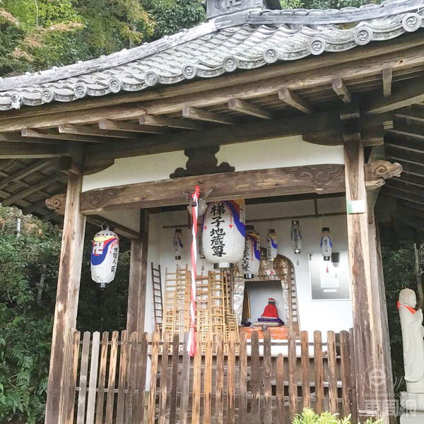 梯子地藏位置較為偏僻，要上山兼行一段泥地山路。