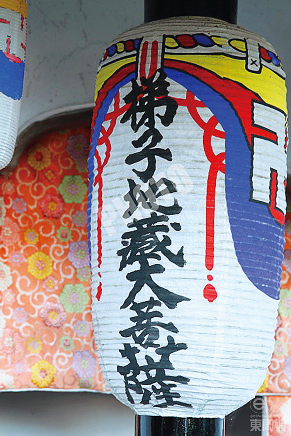 日本人參拜的地藏和我們的認(rèn)知略有不同，這個(gè)地藏傳說(shuō)中本是一名小和尚，一直受夜尿問(wèn)題所苦，死后就成為了菩薩保佑世人。