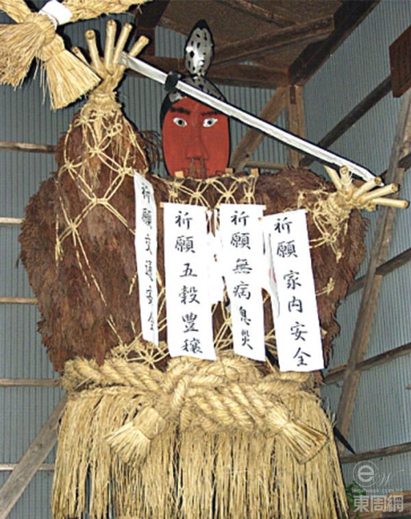 不同鄉(xiāng)村有不同的道祖神，更會(huì)在神身上掛上祈愿字句。