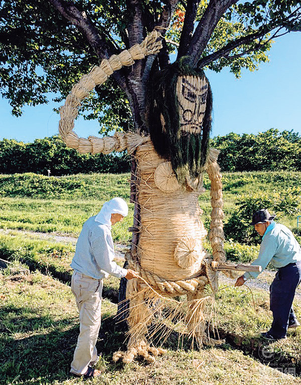 每年鄉(xiāng)民都會(huì)重新制作稻草道祖神。