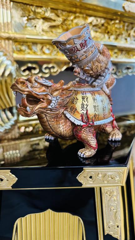 在西方放個龍龜風(fēng)水物，既能控制三煞，又可吸財入庫。