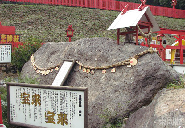 本來要興建倉庫的地方，就是因?yàn)檫@塊石頭顯靈，最后變成了一間大型神社。