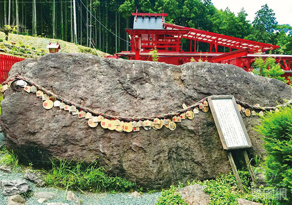 這塊石頭，據(jù)說可以保佑善信中大獎，所以上面也掛滿了祈愿的繪馬。