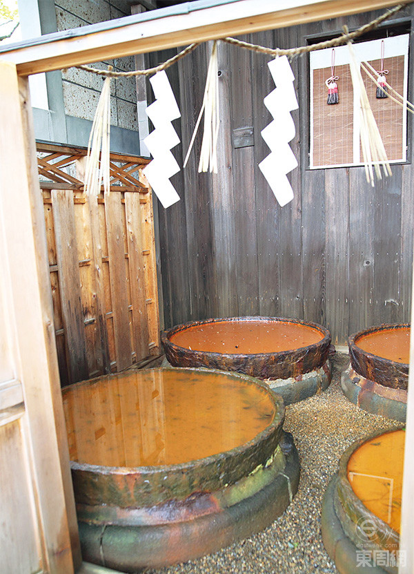 傳說中，每當(dāng)日本將會(huì)發(fā)生大地震的時(shí)候，這四個(gè)神竃中的水就會(huì)變色。