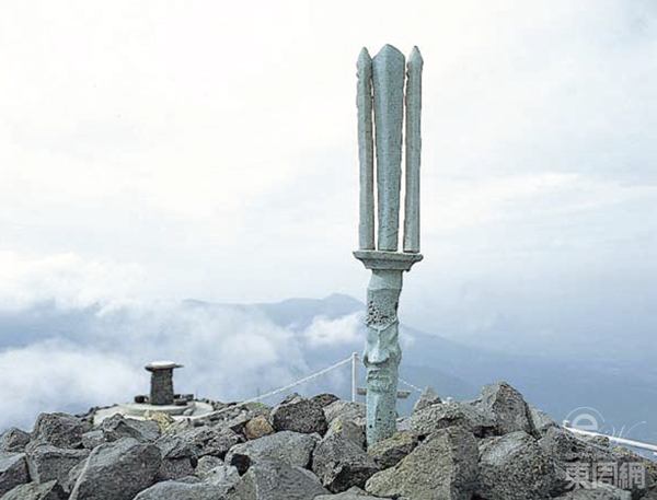 傳說(shuō)中這支天之逆鉾插在山頂已經(jīng)過(guò)千年，但實(shí)際上卻從沒(méi)有真正紀(jì)錄。