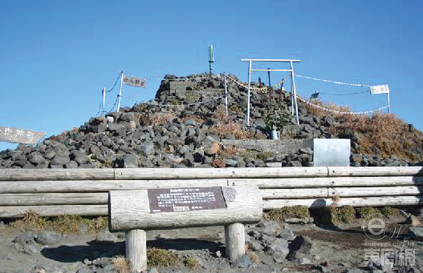 高千穗峰上這支天之逆鉾十分神圣，有很多圍欄和保護(hù)物，任何人都不能走近。