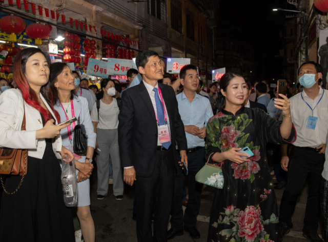 海外華僑華人代表夜游江門