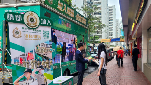 海關(guān)招聘宣傳車已經(jīng)出動到全港各區(qū)進行招聘