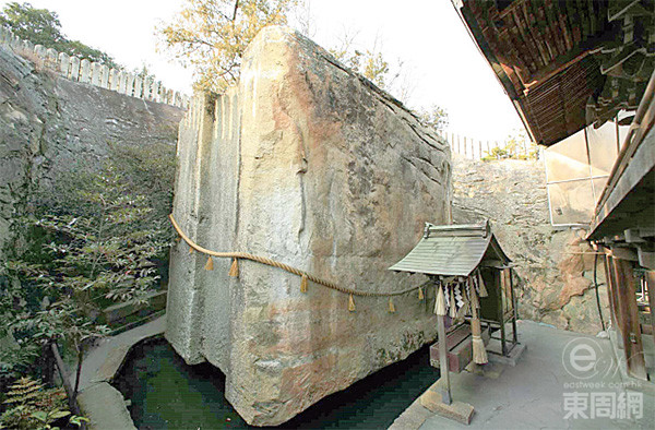 巨石似乎是凌空浮在水上，實際卻是被雕刻而成，但真正原因就無人得知。