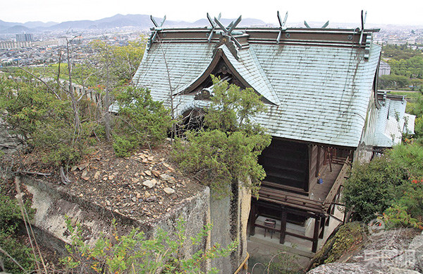 傳說中，這塊巨石其實是一座石造宮殿，但一直未有完工，但就有明顯的人工雕刻痕跡。