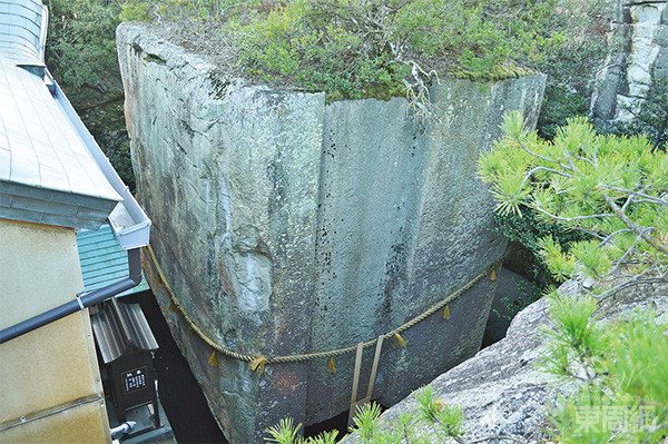 巨石位于生石神社中，神社被認為是可以祈求提升運氣、愛情運、財富運和健康運的神社。