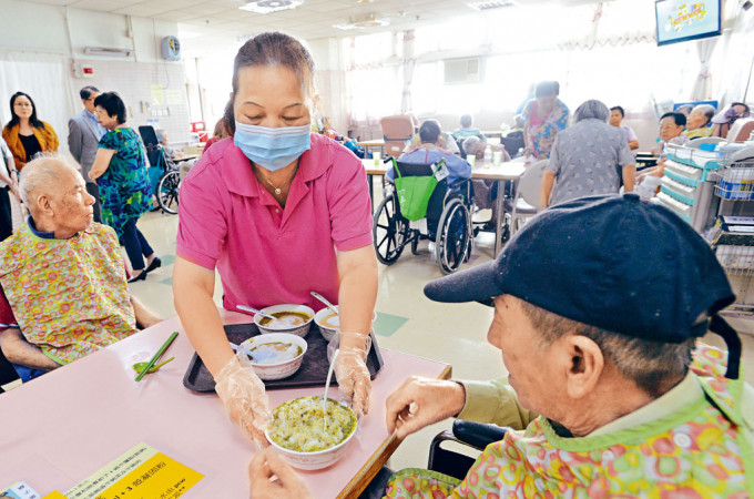 “院舍輸入護(hù)理員特別計劃”將額外輸入約3000名護(hù)理員 “院舍輸入護(hù)理員特別計劃”將額外輸入約3000名護(hù)理員