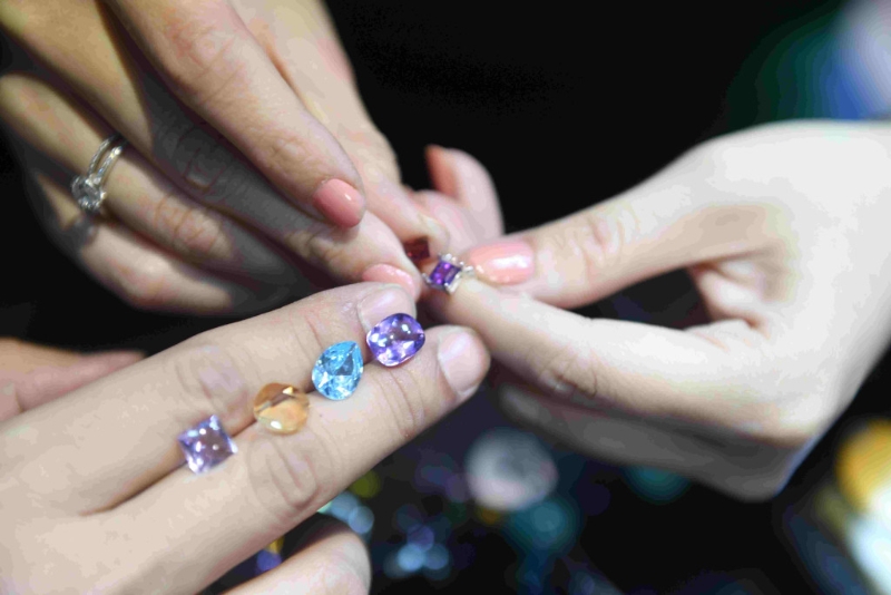 如果是黑痣，代表你會送很多珠寶給人。