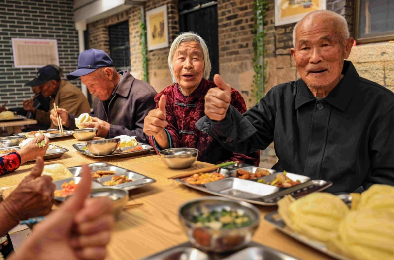 一家人一邊吃飯，一邊談?wù)摳髯园滋斓墓ぷ鳎€可得到長輩的教誨。