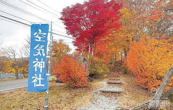 神社內(nèi)外都十分清幽寧?kù)o，讓所有人都可以享受大自然的風(fēng)光。