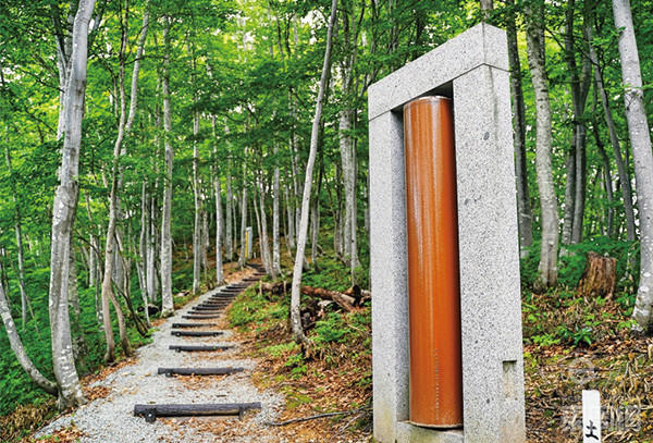 空氣神社內(nèi)，有幾座代表了金、木、水、火、土五行的石門。