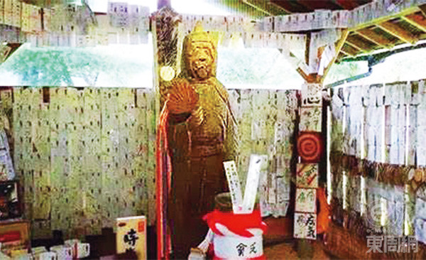 神社內(nèi)的貧窮神像，是一個愁容滿面的中年男人。