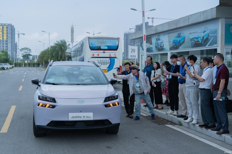 代表團觀摩車型