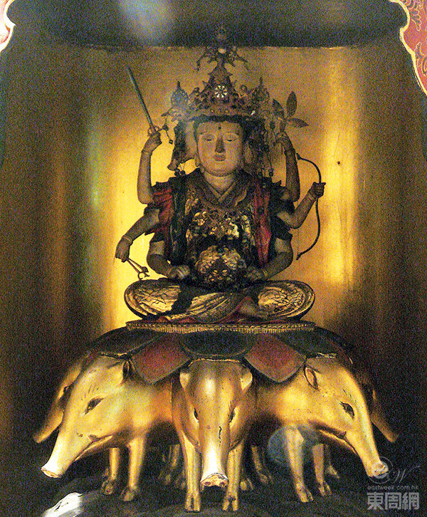 日本的摩利支天都是騎豬的，而這處供奉的摩利支天就騎著七只豬。