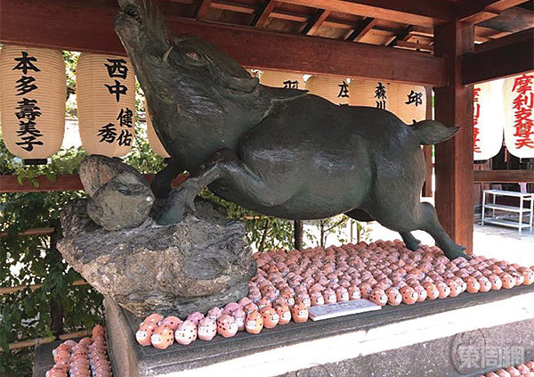神社內(nèi)有巨型「戰(zhàn)豬」，善信都會在此祈福。