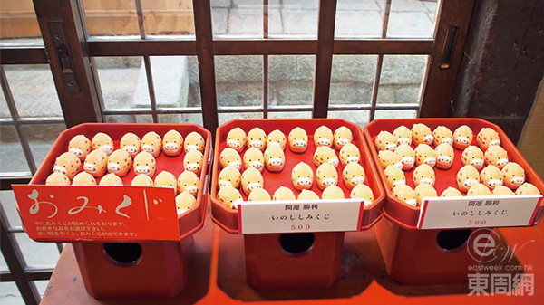 所有護符和求簽都以小豬造型現(xiàn)身。