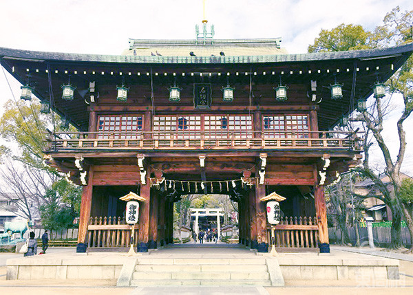 石切劍箭神社，本來是一間供奉刀劍的神社，現(xiàn)時卻變成了善信祈求治愈腫瘤的神社。