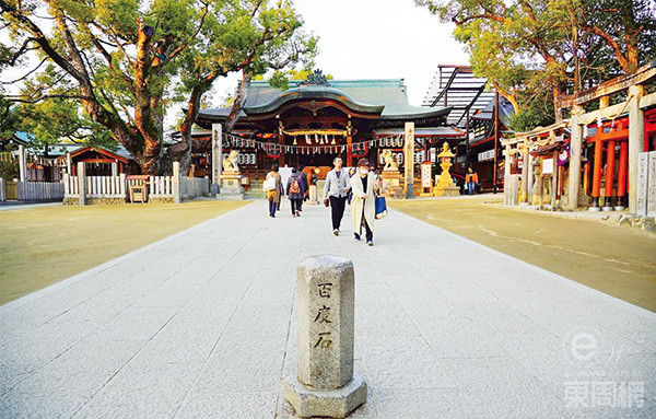 位于神社主殿正前方的百度石，是祈求治療癌癥善信的祈福之地，祈愿者都會在此來回行走百次。