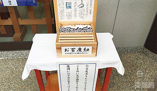 每行一次，就會把祈福的紙拆下一條，放在這個箱，讓善信不用強記行走次數(shù)。