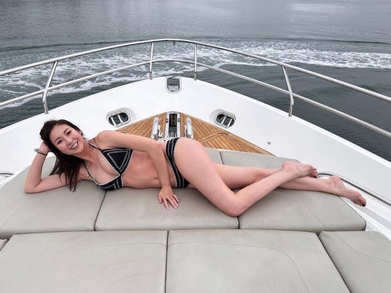 擁有32C傲人上圍的她穿黑色三點(diǎn)式側(cè)躺，更擺出誘人姿態(tài)盡秀一雙133cm白滑長腿