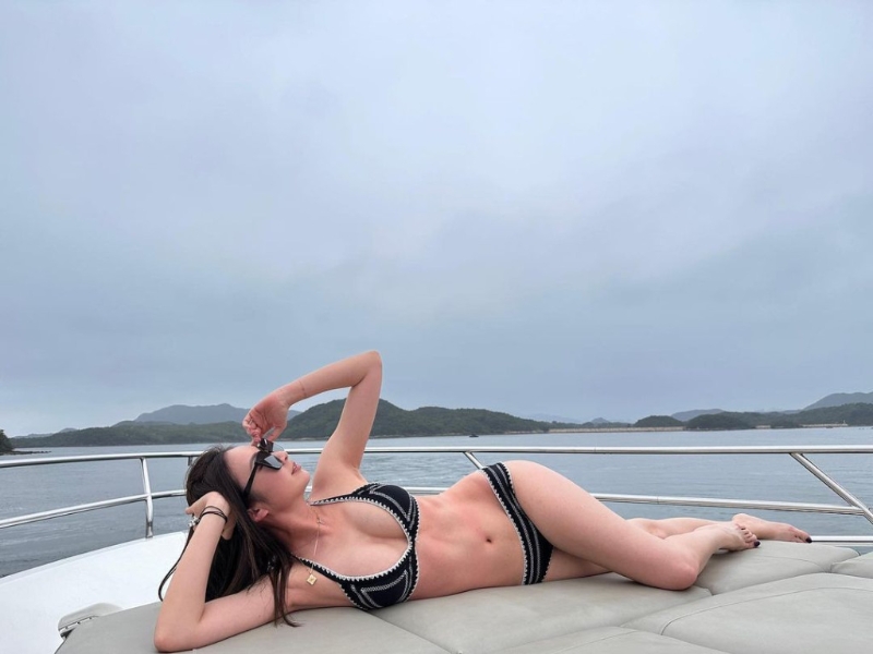 莊鍶敏公開火辣三點(diǎn)式泳照