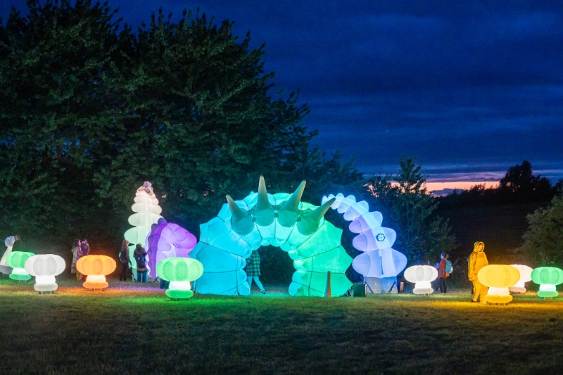 《奇幻森林動(dòng)毛蟲》打卡必拍七彩毛毛蟲。