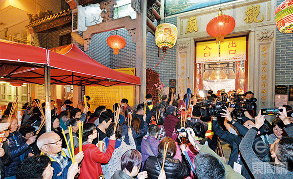 除有特殊情況，拜神（特別是新春）宜穿鮮色衣物，不要選黑色。