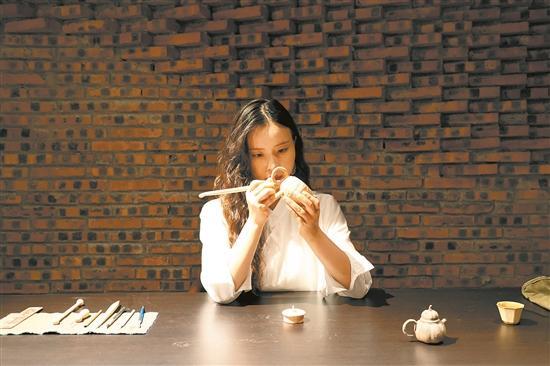 幽一正在做陶 幽一正在做陶