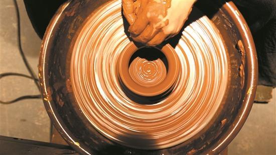 鄉(xiāng)見之藝術(shù)地”成員在做陶 鄉(xiāng)見之藝術(shù)地”成員在做陶