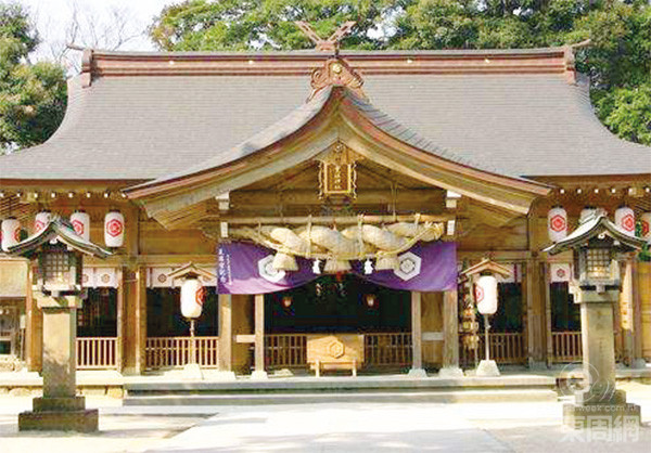 神社位在鳥取，傳說中正是八歧大蛇騷擾人類的地方。