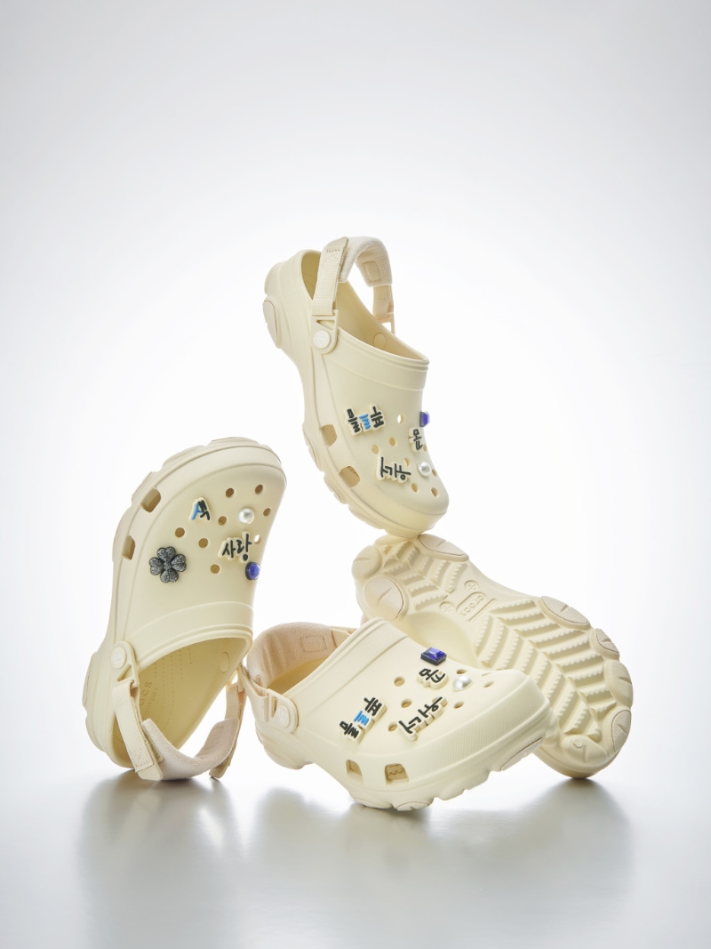 涼鞋2023|Crocs x Winner新品可配搭多款Jibbitz鞋飾，部分出自Winner成員親手撰寫的韓文字。 （$738/Crocs）