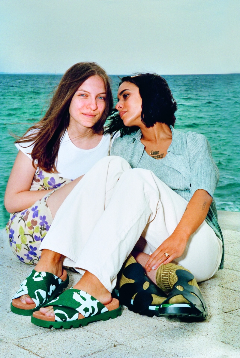 涼鞋2023|中性設(shè)計(jì)的Brutus印花圖案涼鞋/左/$1，199、黑色鏤空花圖案涼鞋/右/$1，799。 （Camper）