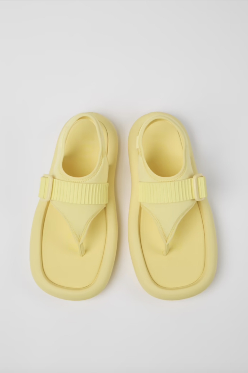 涼鞋2023|Camper X Ottolinger再生橡膠中性人字拖涼鞋/$2，599/Camper，重新演繹Camper標(biāo)志性設(shè)計(jì)Aqua，靈感來(lái)自它的靈感來(lái)自充氣快艇的形狀，外形圓潤(rùn)搶眼。