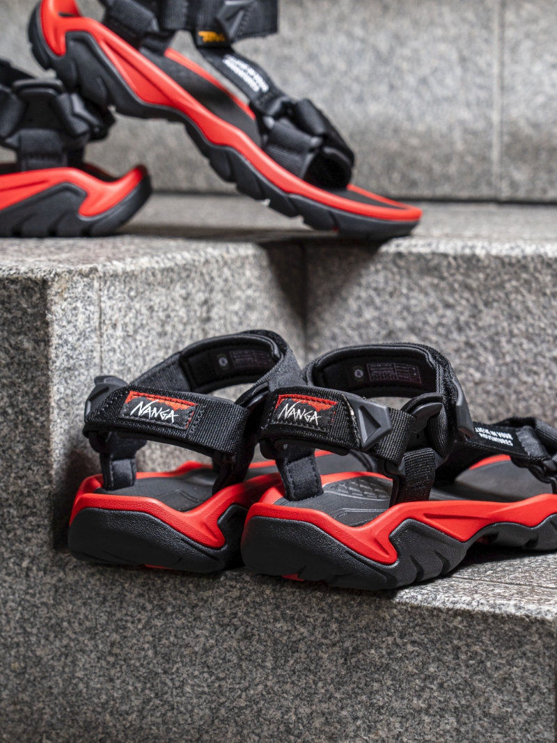 涼鞋2023|Teva x Nanga聯(lián)乘限量涼鞋/$989/Teve.com，用上Nanga標(biāo)志性的火熖紅色，魔術(shù)貼飾有品牌格言「Believe in your adventure」。