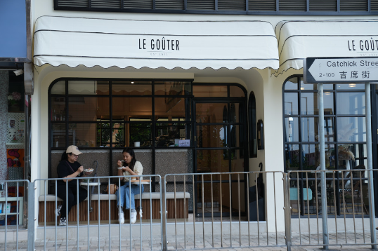 店鋪外面的弧形遮陽(yáng)棚和拱形弧形窗，就像法國(guó)街頭的小店。