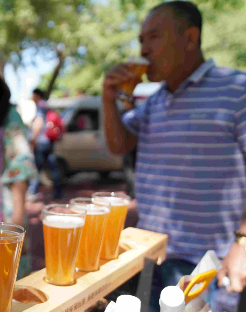 人中有痣，男性主好酒。