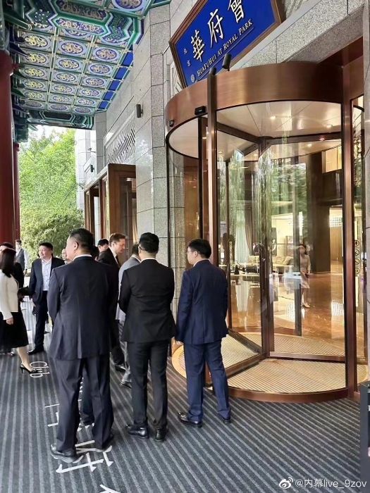 馬斯克被拍下到華府會的情景